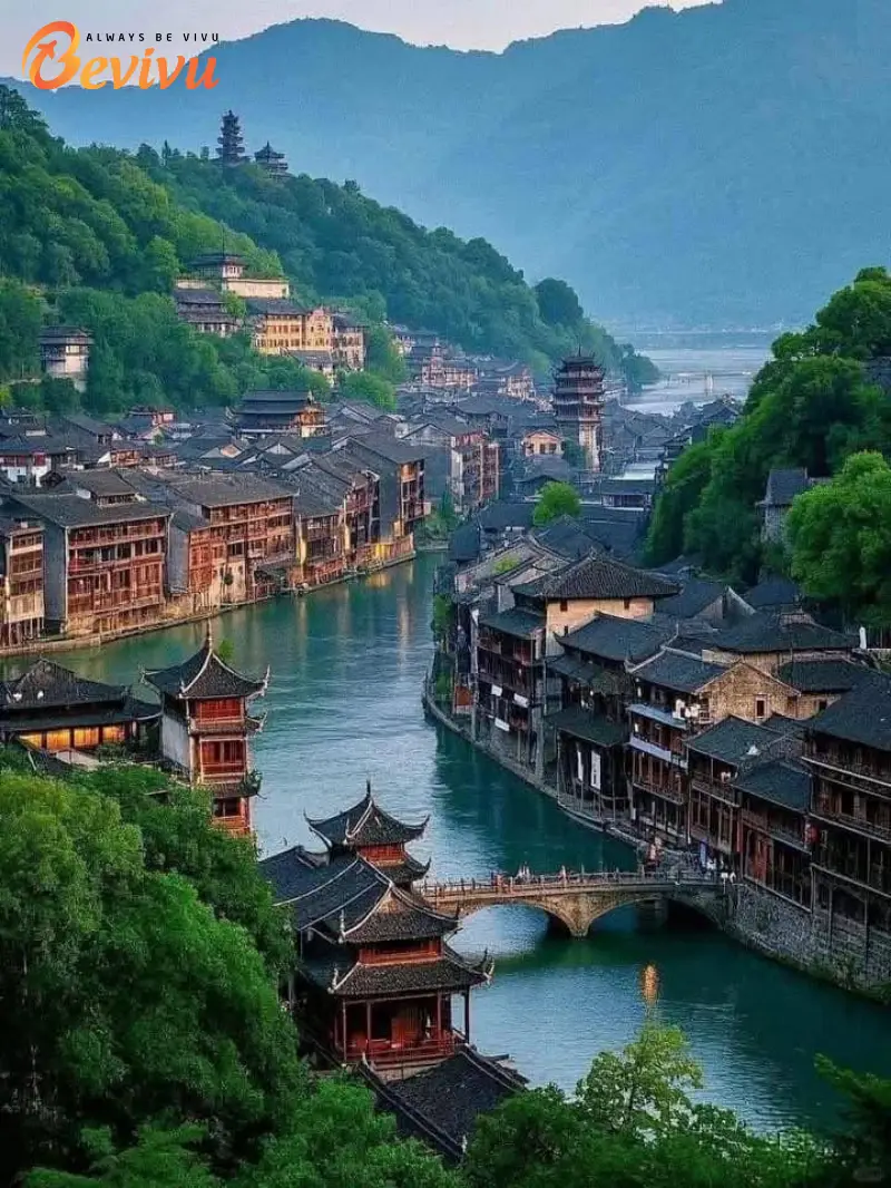 Tận hưởng cảnh sắc hữu tình và không gian yên bình tại Phượng Hoàng Cổ Trấn du lịch Phượng Hoàng cổ trấn