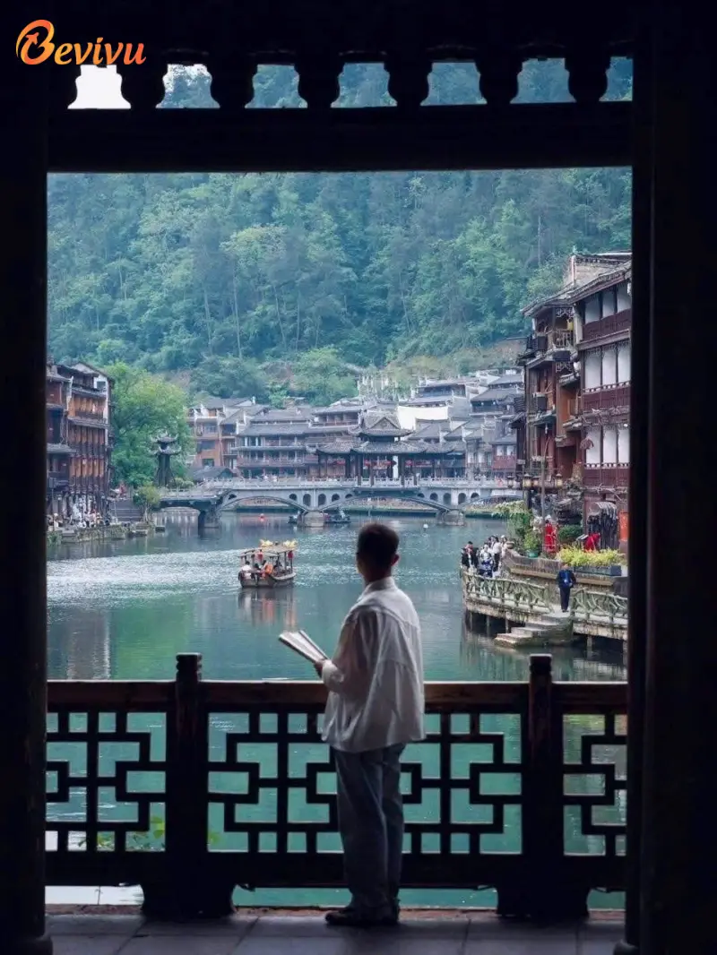 Một bước lạc vào không gian cổ kính Trung Hoa. tham quan du lịch Phượng Hoàng Cổ Trấn 2025