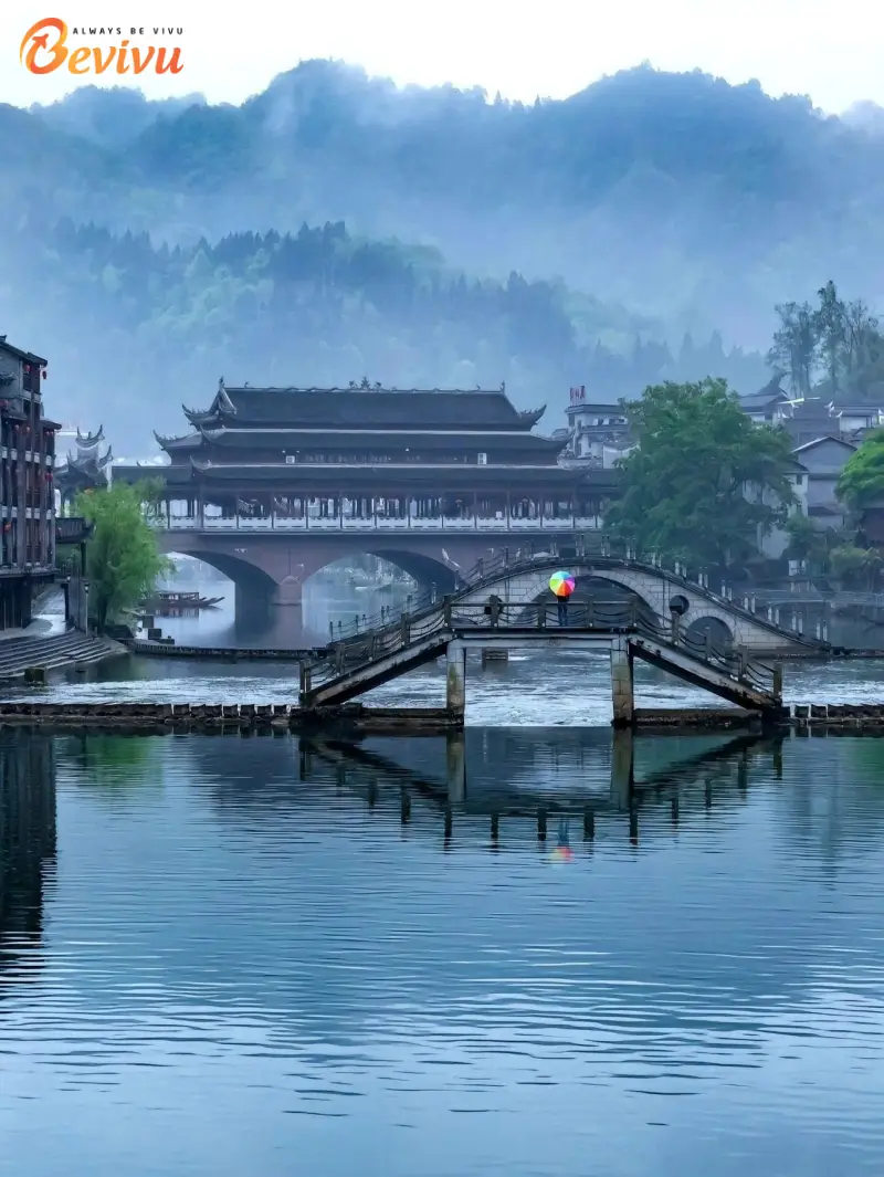 Khung cảnh tại Phượng Hoàng Cổ Trấn du lịch tour phượng hoàng cổ trấn vào mùa đông phố cổ mờ ảo