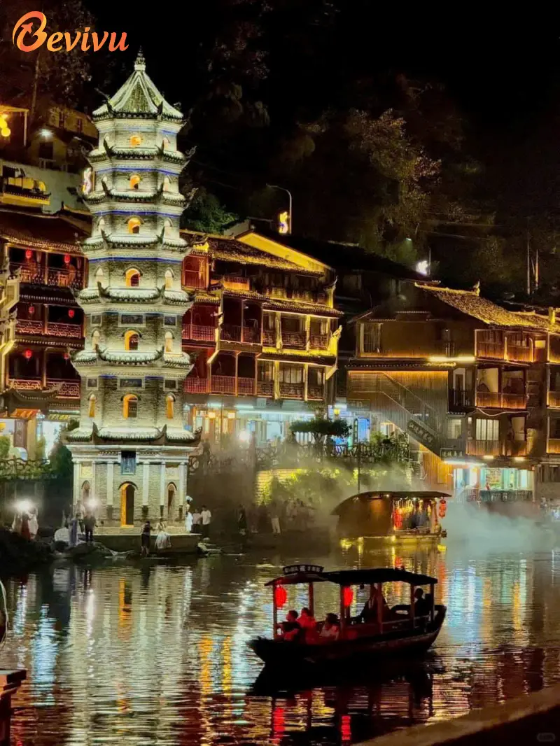 Trải nghiệm dạo thuyền trên sông Đà Giang và ngắm Tháp Vạn Danh du lịch Phượng Hoàng Cổ Trấn tháp vạn danh