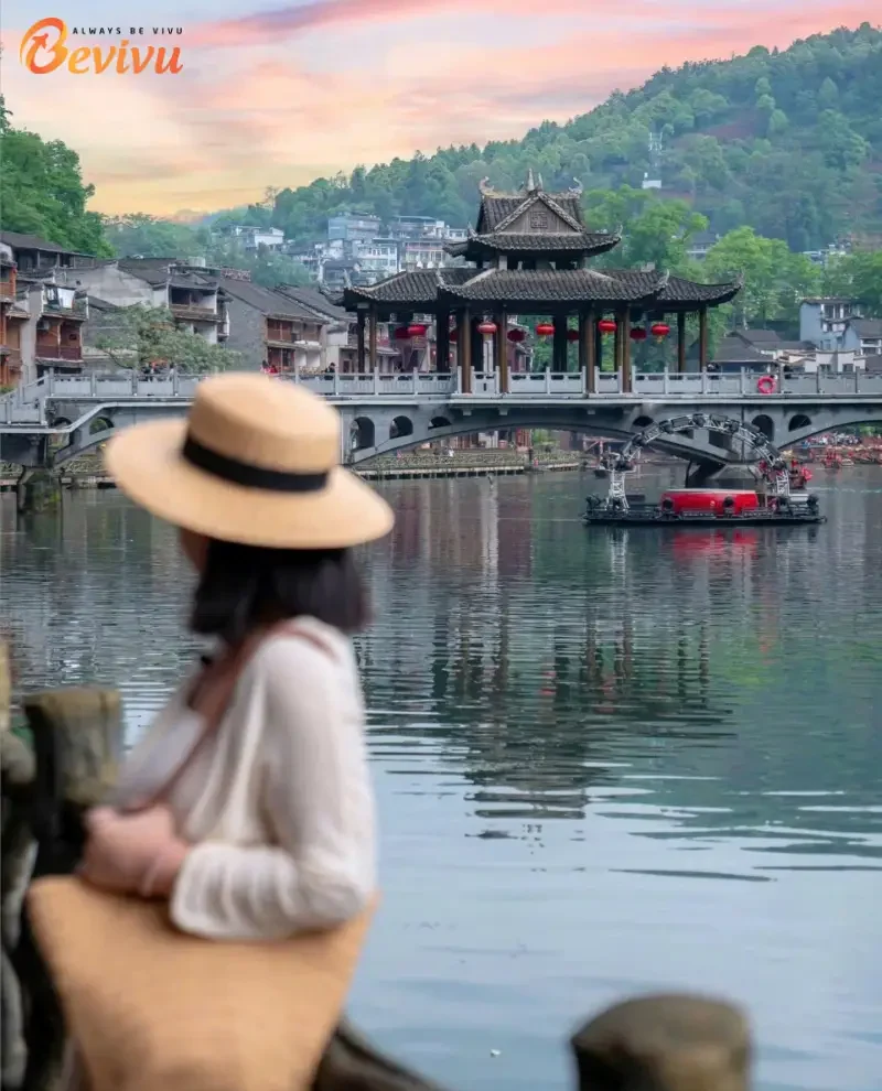 Khung cảnh yên bình tại Phượng Hoàng Cổ Trấn du lịch phượng hoàng cổ trấn với khung cảnh yên bình