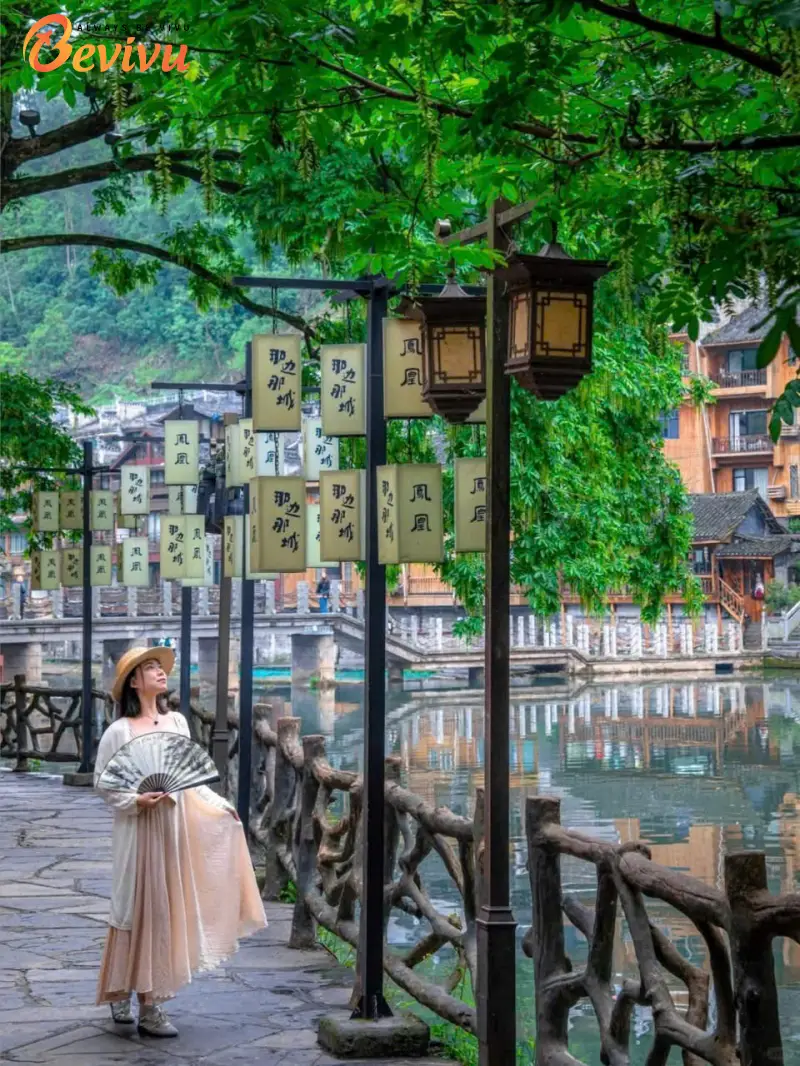Du khách tham quan du lịch Phượng Hoàng Cổ Trấn Du khách du lịch Phượng Hoàng Cổ Trấn