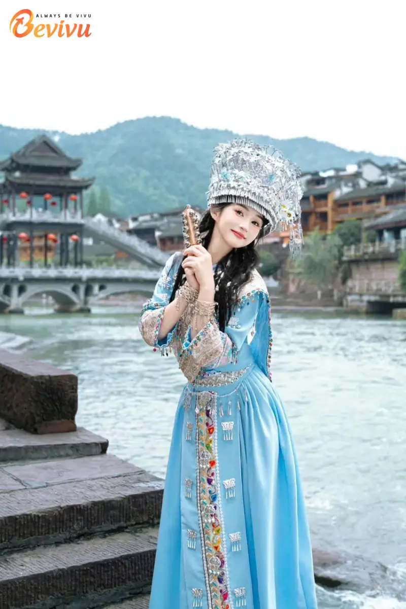 Du khách check-in tại Phượng Hoàng Cổ Trấn du lịch tour Trung Quốc Phượng Hoàng Cổ Trấn