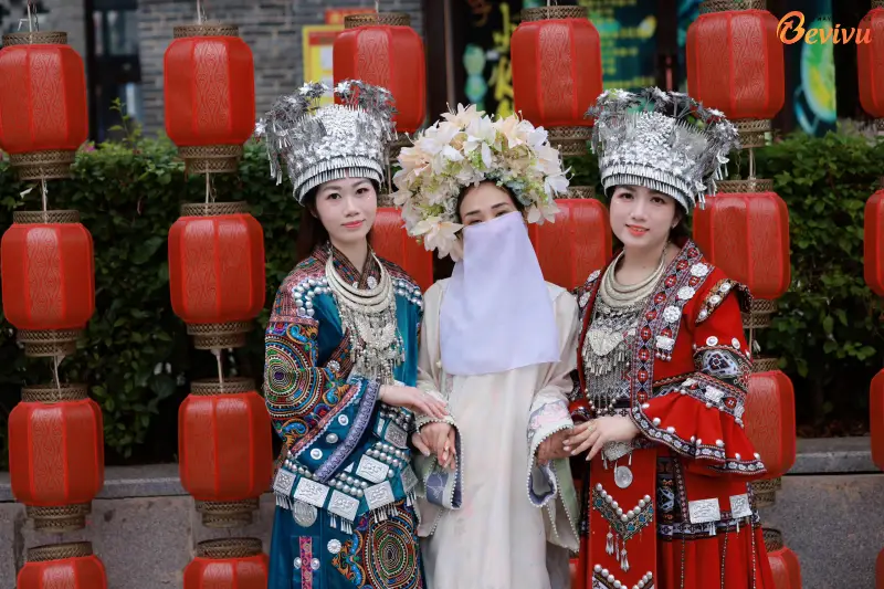 Du khách trải nghiệm mặc trang phục truyền thống du lịch tour thái bình cổ trấn trung quốc
