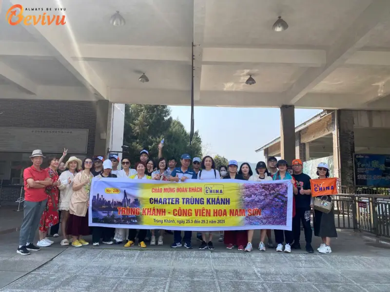 Đoàn khách check-in du lịch tour tour Trùng Khánh đoàn du lcihj trùng khánh