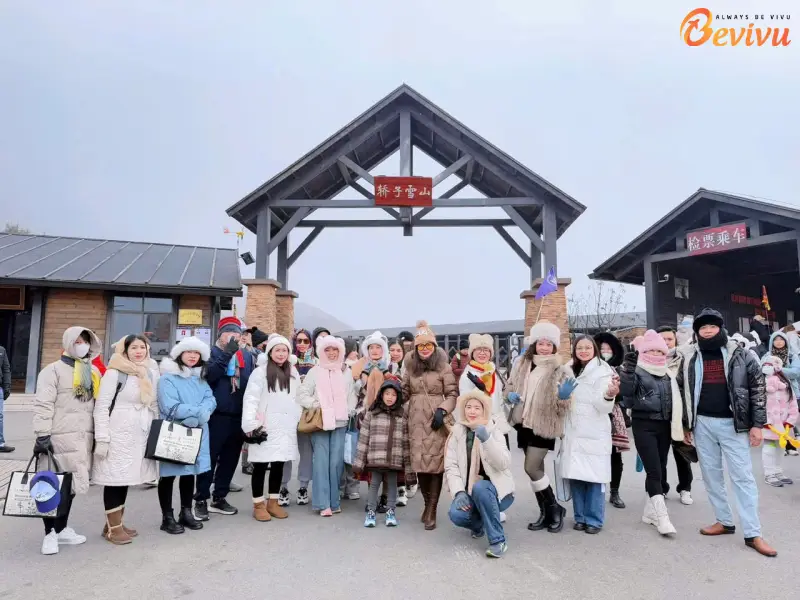 Đoàn khách check-in tại Trương Gia Giới mùa đông du lịch trương gia giới mùa đông