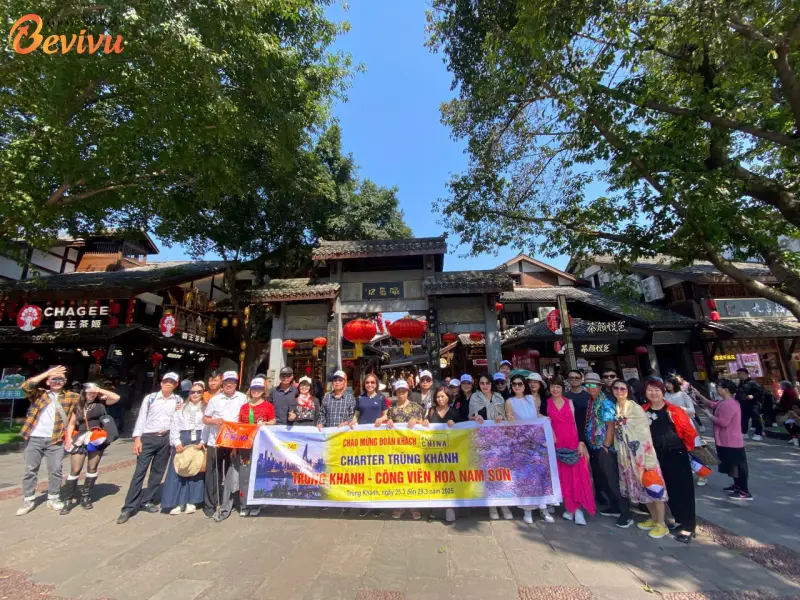 Đoàn khách check-in tại Trùng Khánh đoàn khách du lịch Trùng Khánh 2025
