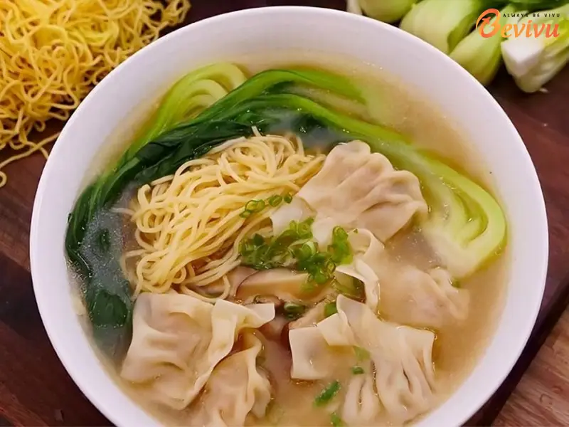 Mì hoành thánh với nước dùng trong ngọt thanh ẩm thực thái bình cổ trấn với mì hoành thánh