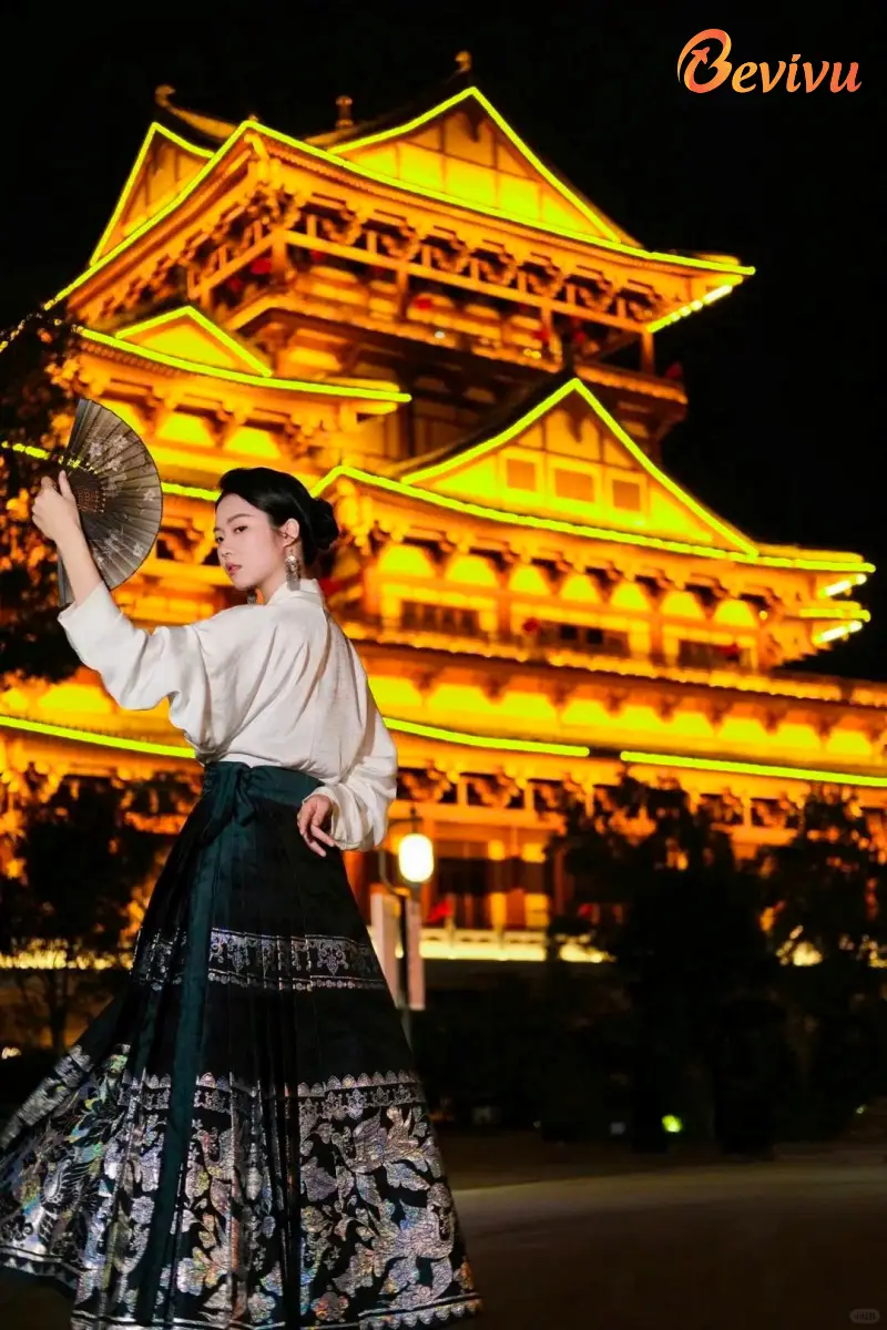 Du khách hòa mình vào không gian văn hóa truyền thống du khách trải nghiệm văn hóa truyên thống nam ninh chi dạ