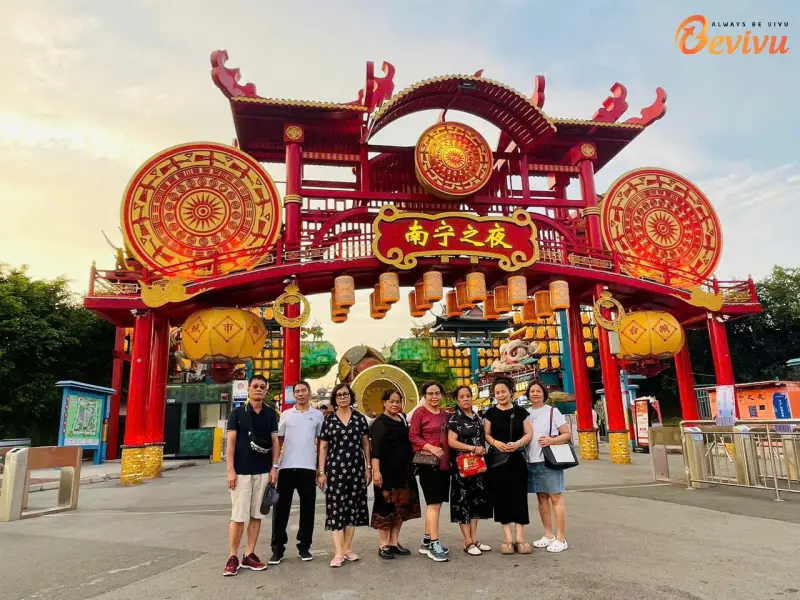 Đoàn khách check-in tại Nam Ninh Chi Dạ đoàn du lịch Nam Ninh tại Nam ninh Chi Dạ