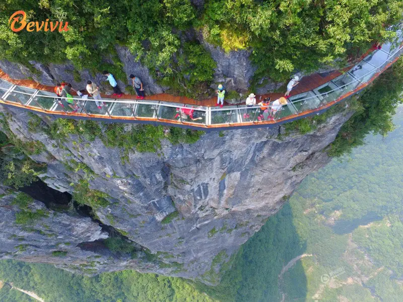 Trải nghiệm đi bộ trên vách núi Sạn Đạo Kính du khách tham quan với Trải nghiệm đi bộ trên vách núi kính