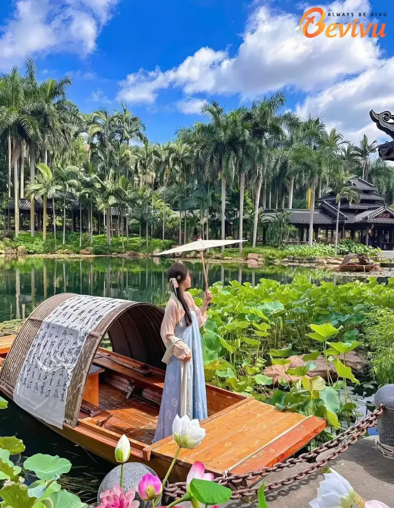 Du khách check-in bên hồ sen thơm ngát hồ sơn tại Thanh Tú Sơn
