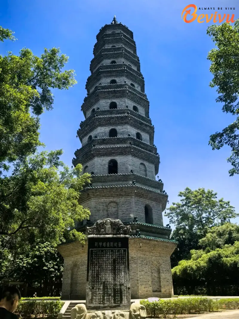 Quang cảnh tại Tháp Long Tượng Tháp Long Tượng tại Thanh Tú Sơn