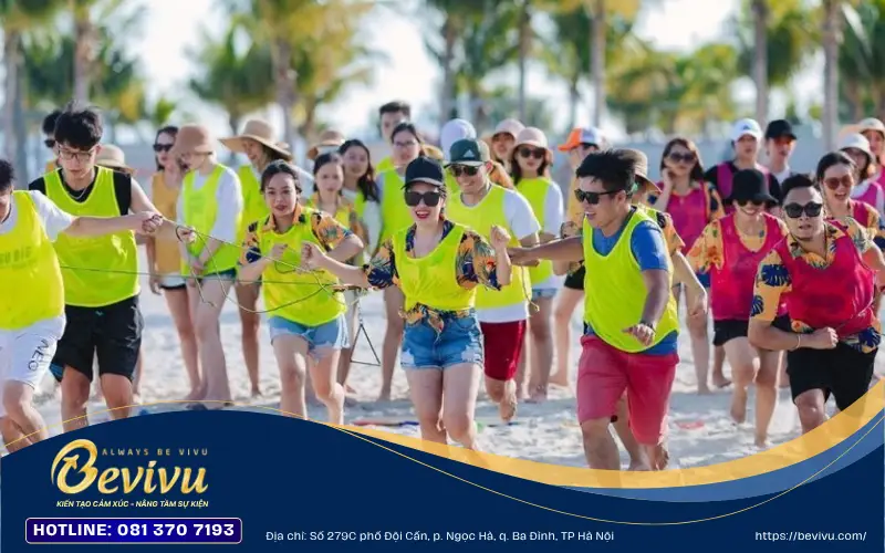Tham gia các hoạt động teambuilding trên bãi biển tham gia tour teambuilding