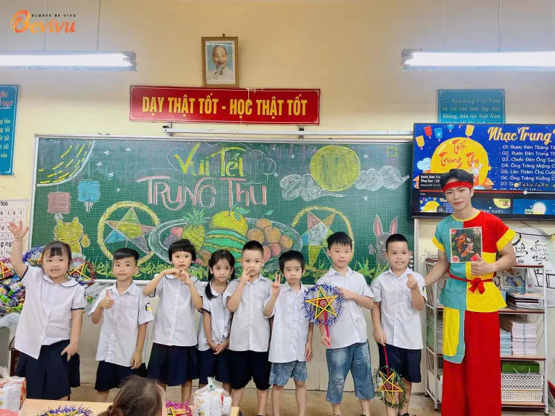 Học sinh tiểu học rộn ràng trong đêm hội trăng rằm. Tết trung thu với nhiều hoạt động ý nghĩa