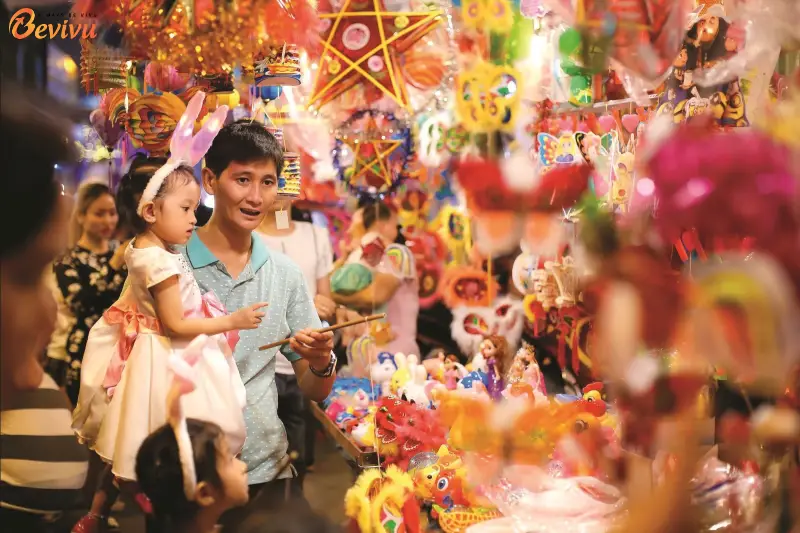 Không khí Trung Thu rộn ràng khắp phố phường. tết trung thu diễn ra vào ngày nào