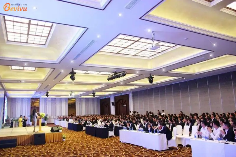 Phòng hội nghị sang trọng, đầy đủ trang thiết bị. Tổ chức sự kiện chuyên nghiệp tại Hà Nội