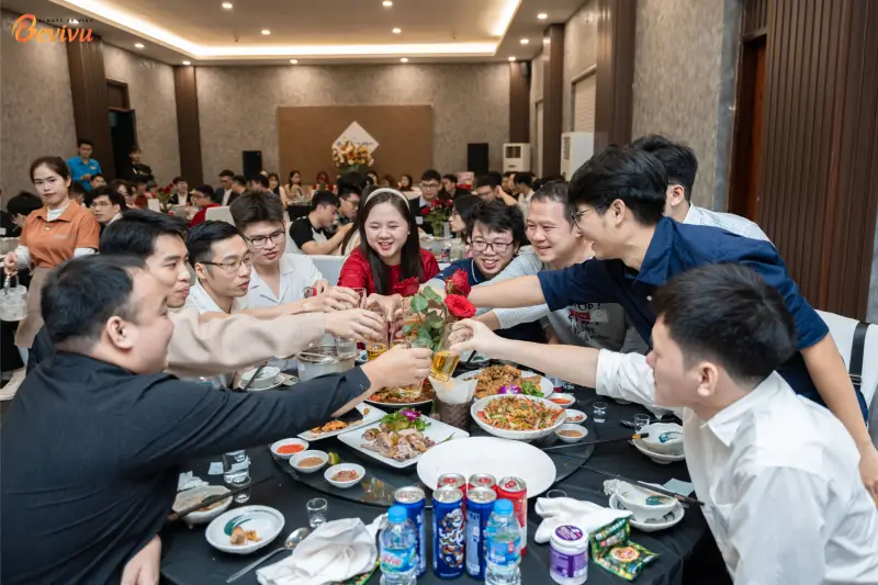 Bàn tiệc thịnh soạn trong buổi tiệc công ty Ý tưởng tổ chức year end party