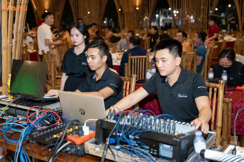 Hỗ trợ kỹ thuật và xử lý sự cố Nhân viên thiết kế thi công sân khấu sự kiện sẽ hỗ trợ trong sự kiện