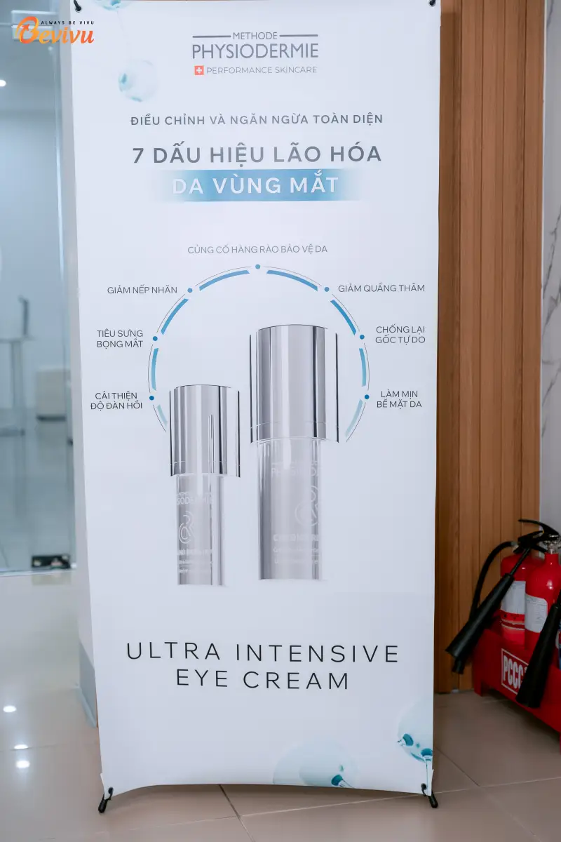Tạo điểm nhấn, thu hút khách hàng Thiết kế vật phẩm sự kiện standee ra mắt sản phẩm
