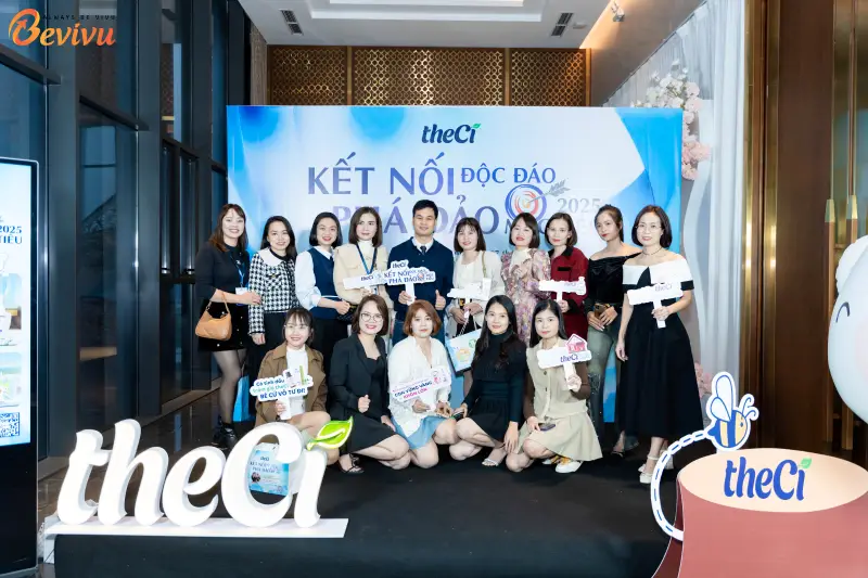 Khách hàng check-in với backdrop sự kiện Thiết kế vật phẩm sự kiện backdrop check-in