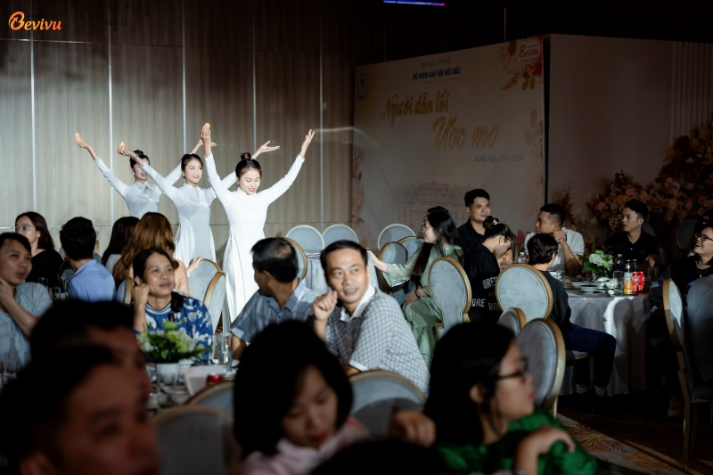 Chuẩn bị nội dung chương trình tổ chức họp lớp 30 năm