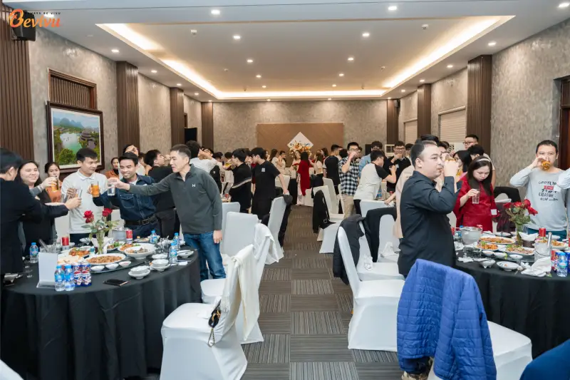Không gian tổ chức tiệc tất niên công ty sang trọng, ấm cúng Tổ chức tiệc tất niên công ty trong không khí sang trọng ấm cúng