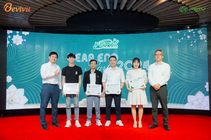 Vinh danh nhân sự trong buổi tổ chức tiệc tất niên công ty Tổ chức tiệc tất niên công ty với các hoạt động ý nghĩa