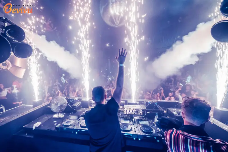 After Party với âm nhạc sội động Tổ chức year end party phong cách After Party