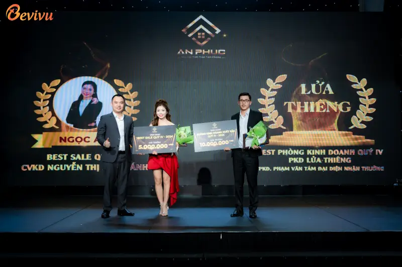 Vinh danh nhân viên kinh doanh xuất sắc Year end party vinh danh nhân viên