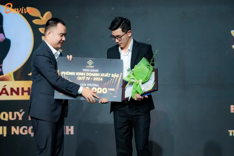 Vinh danh nhân viên xuất sắc Tổ chức year end party với nhiều hoạt động