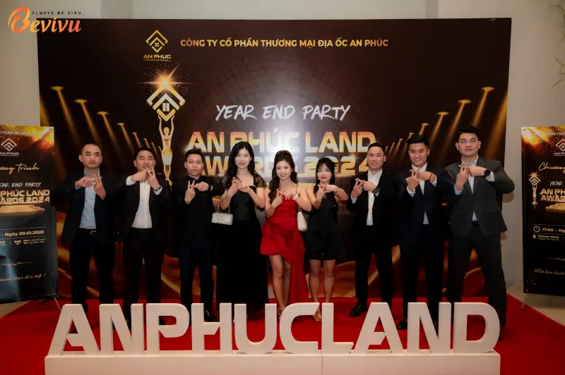Year end party với Backdrop & photo booth sang trọng Tổ chức year end party với ý tưởng trang trí độc đáo