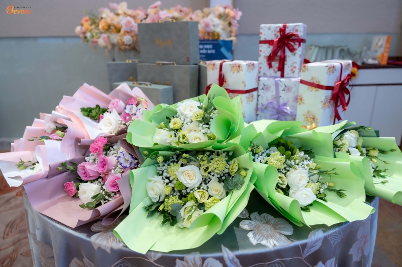 Chuẩn bị quà cho buổi họp lớp