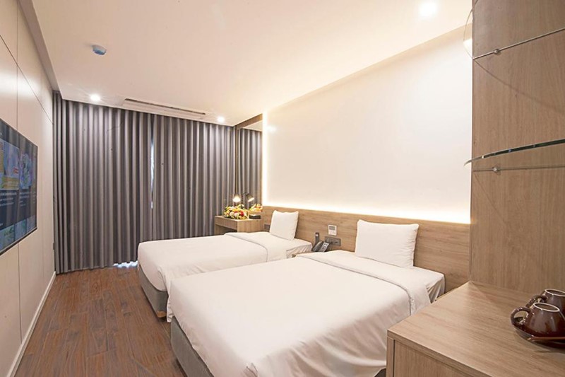 Phòng rộng với tông màu gỗ chủ đạo đem lại cảm giác thư giãn dễ chịu