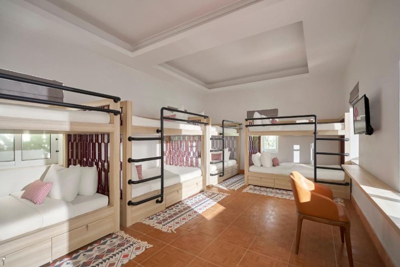 Dormitory Room với 8 giường đơn thiết kế trẻ trung, hiện đại