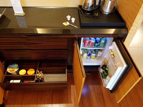 Minibar phục vụ đa dạng đồ uống như bia, nước ngọt có ga, nước khoáng đóng chai. Nhằm đáp ứng nhu cầu sử dụng của khách hàng, ngoài ra khách sạn còn phục vụ hoa quả theo mùa.