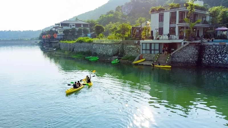 chèo thuyền trên sông