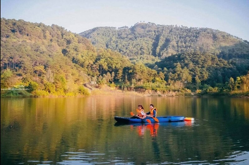 Chèo thuyền Kayak dạo hồ ngắm cảnh.