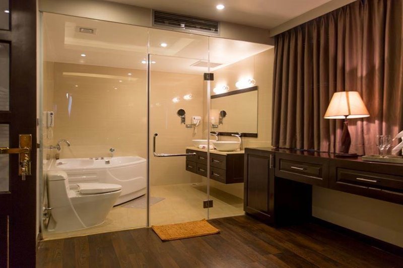 Nhà vệ sinh cùng thiết kế mở được bao quanh bởi những tấm kính trong suốt