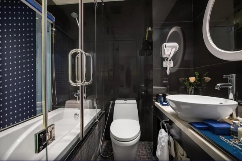 Phòng tắm được thiết kế tối giản, tinh tế
