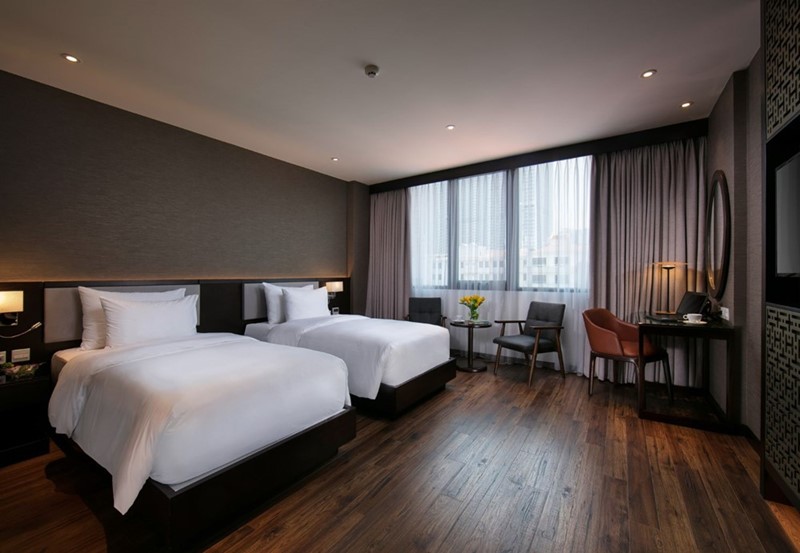 Phòng ngủ hiện đại với nội thất cao cấp tại Grandiose Hotel and Spa cùng sàn gỗ mang theo sự ấm cúng cho bạn 