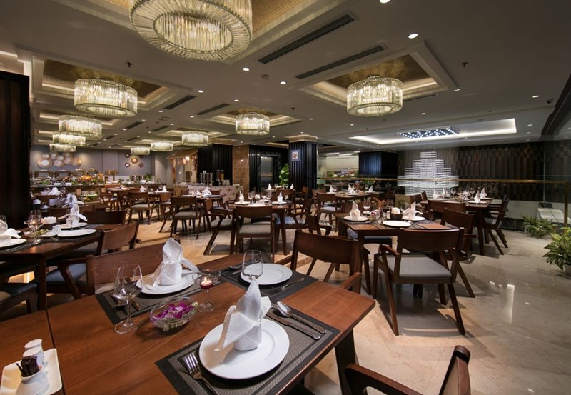 Nhà hàng tại Grandiose Hotel and Spa sở hữu không gian hiện đại với những ánh đèn chùm lộng lẫy 