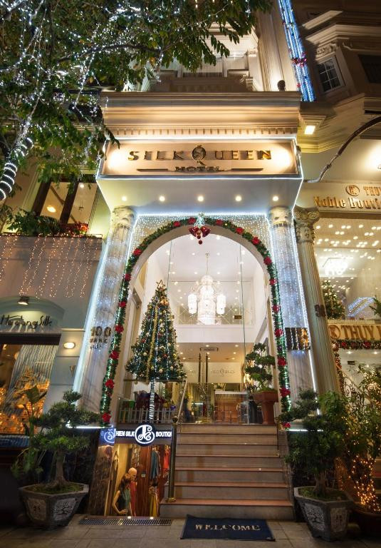 Silk Queen Hotel toạ lạc tại trung tâm Hà Nội