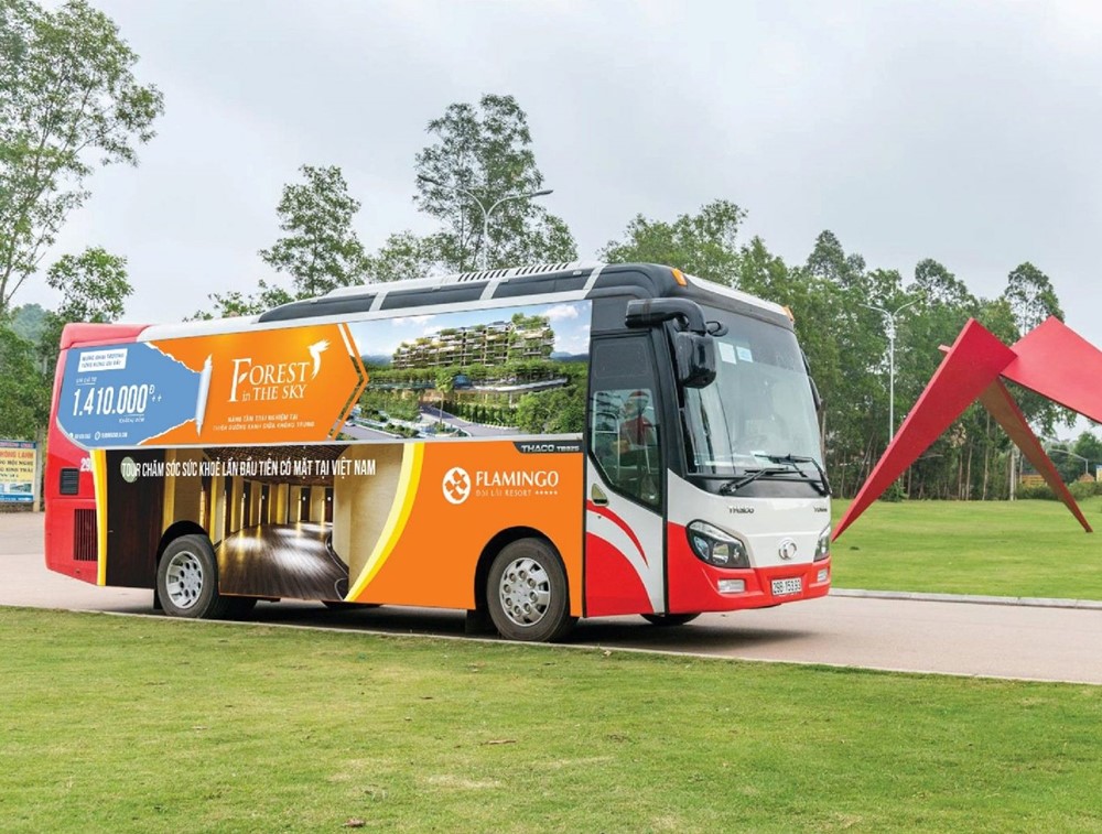 Di chuyển bằng xe bus của Flamingo