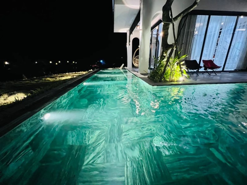 bể bơi ban đêm