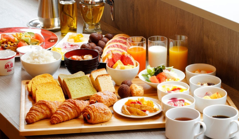 Bữa sáng tại khách sạn với đa dạng món ăn
