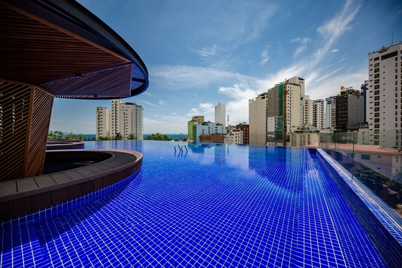 Hồ bơi tại khách sạn
