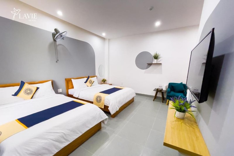Khách sạn với không gian tinh tế hiện đại, các phòng trang bị đầy đủ tiện nghi