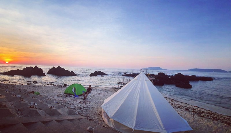 cắm trại bên bờ biển